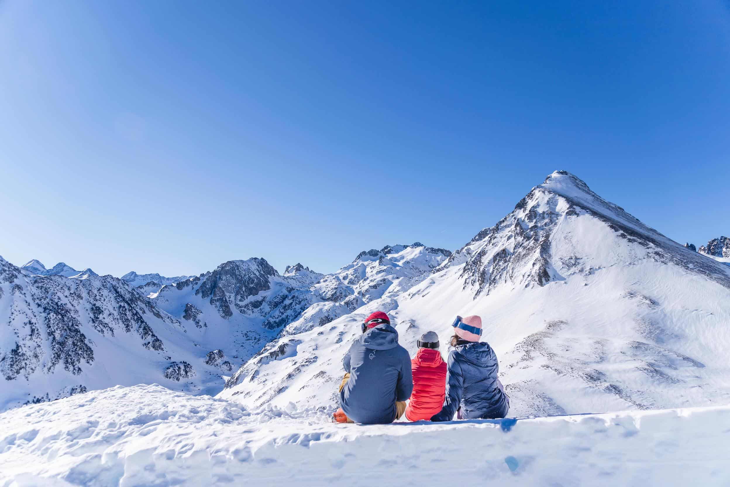 A Cauterets, on contemple en famille le panorama depuis les pistes des crêtes